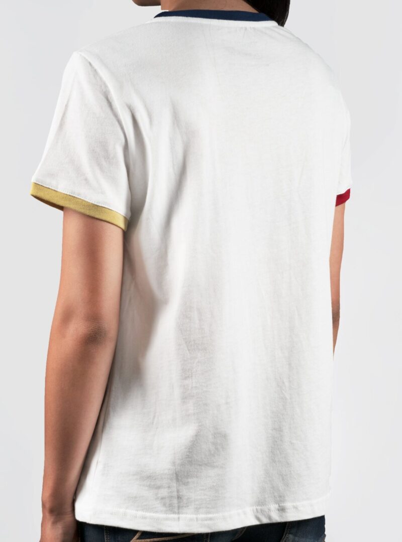 T-shirt blanc- bordures colorées (vue dos) T-shirt blanc- bordures colorées (vue dos)