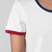 T-shirt blanc- bordures colorées (vue détail)