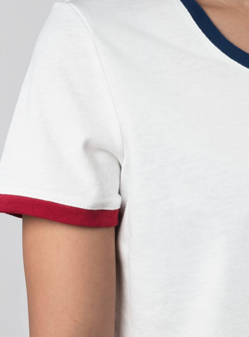 T-shirt blanc- bordures colorées (vue détail) T-shirt blanc- bordures colorées (vue détail)